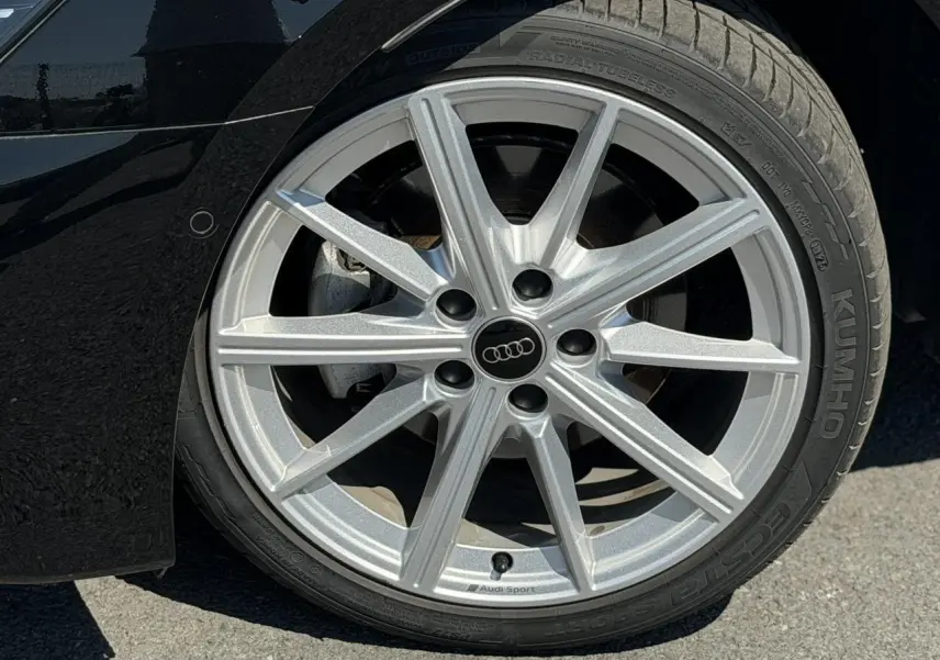 Gros plan sur la jante alliage 18 pouces argentée côté arrière droit de l'Audi A3 Sportback Noir Mythe 2025.