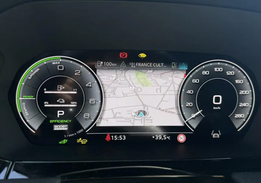 Vue rapprochée du tableau de bord numérique de l'Audi A3 Sportback noir, affichant la navigation et les compteurs.