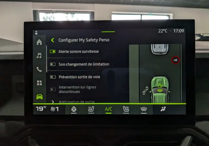 Écran tactile intérieur du Dacia Duster Hybrid-G 150 CH 4x4 blanc, affichant les options de sécurité et climatisation.