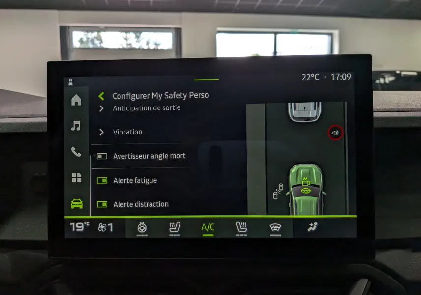 Écran tactile intérieur du Dacia Duster Hybrid-G blanc, affichant les réglages de sécurité et la vue 360° en plan.