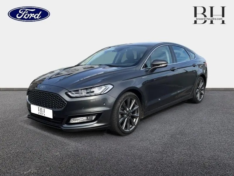 Ford Mondeo 2018 gris Magnetic vue 3/4 avant droit avec calandre chromée et jantes alu sombres