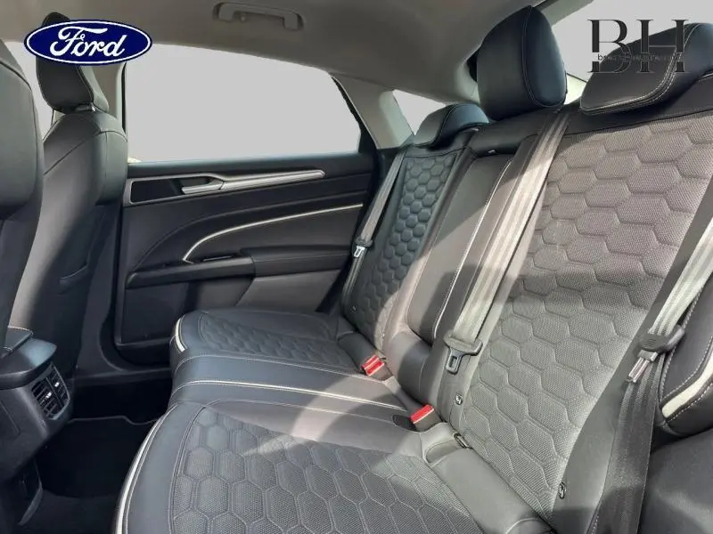 Vue latérale intérieure des sièges arrière en cuir noir avec surpiqûres blanches de la Ford Mondeo Vignale 2018