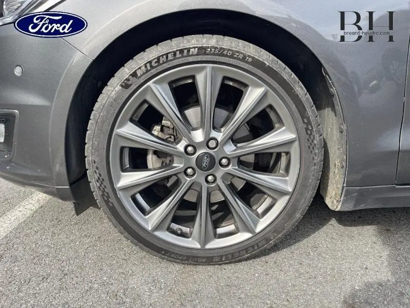 Gros plan sur la jante alu gris foncé et le pneu Michelin d'une Ford Mondeo Gris Magnetic côté avant droit.