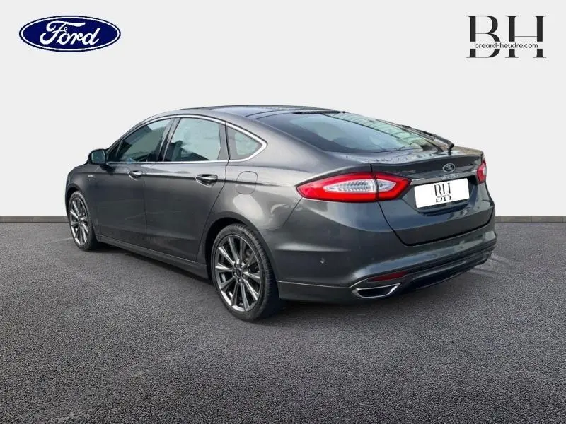 Ford Mondeo 2.0 TDCi gris Magnetic vue 3/4 arrière droit, avec jantes alu et feux arrière LED distinctifs.