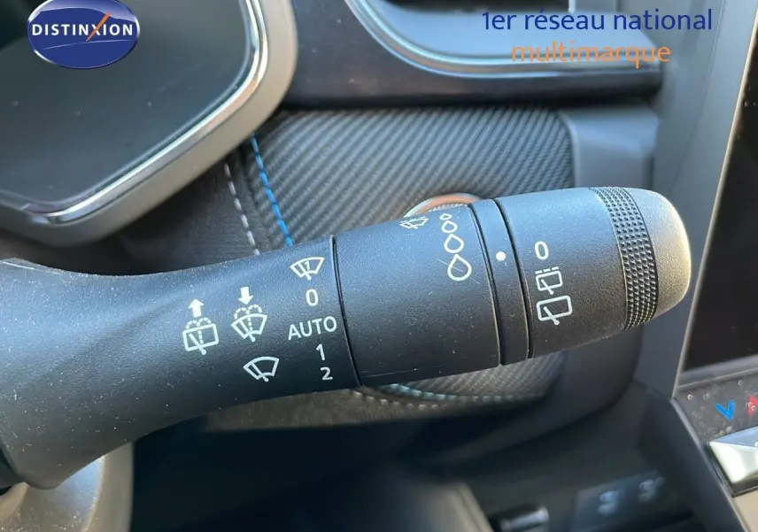 Gros plan sur la commande des essuie-glaces du Renault Captur E-Tech Hybrid 2025 avec détails des symboles blancs.