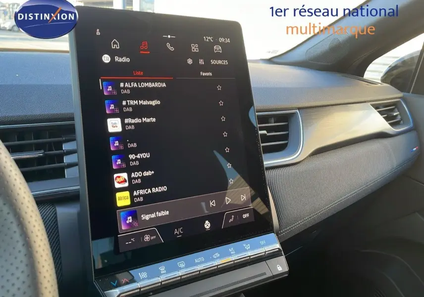 Intérieur du Renault Captur E-Tech hybride 2025, vue de la console centrale avec écran tactile vertical et tableau de bord gris.