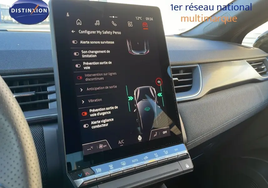 Écran tactile central affichant les aides à la conduite dans l'habitacle moderne d'un Renault Captur 2025.