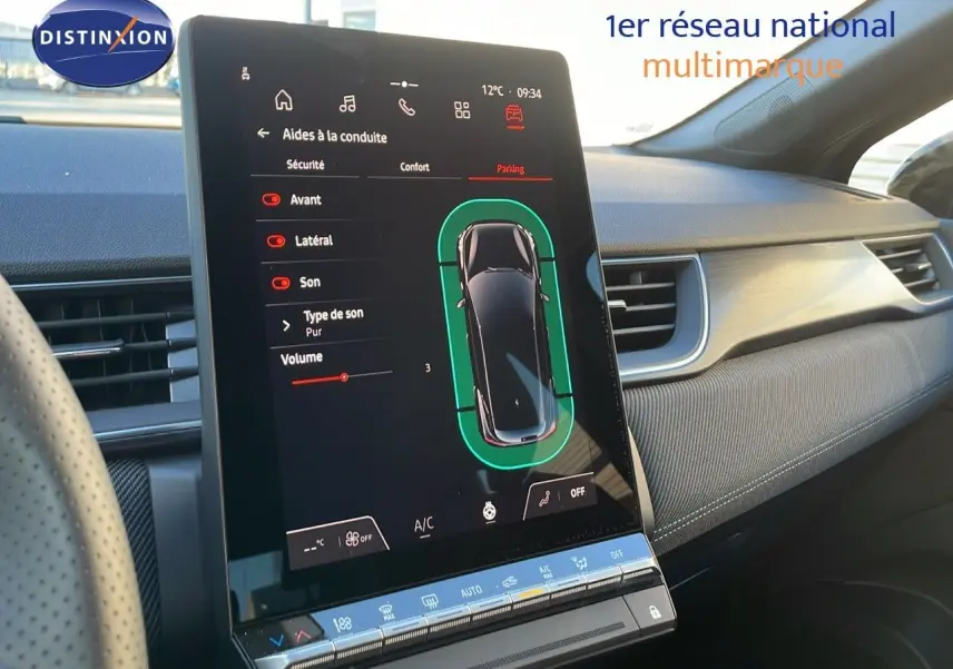 Vue intérieure du tableau de bord du Renault Captur E-Tech Hybrid 2025 avec écran tactile central affichant les aides à la conduite.
