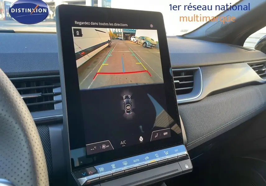 Vue intérieure du tableau de bord du Renault Captur hybride 2025 avec écran tactile affichant la caméra de recul.