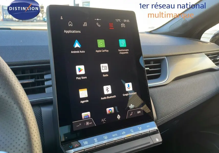 Écran tactile central vertical avec applications connectées dans l’habitacle du Renault Captur E-Tech hybride 2025.