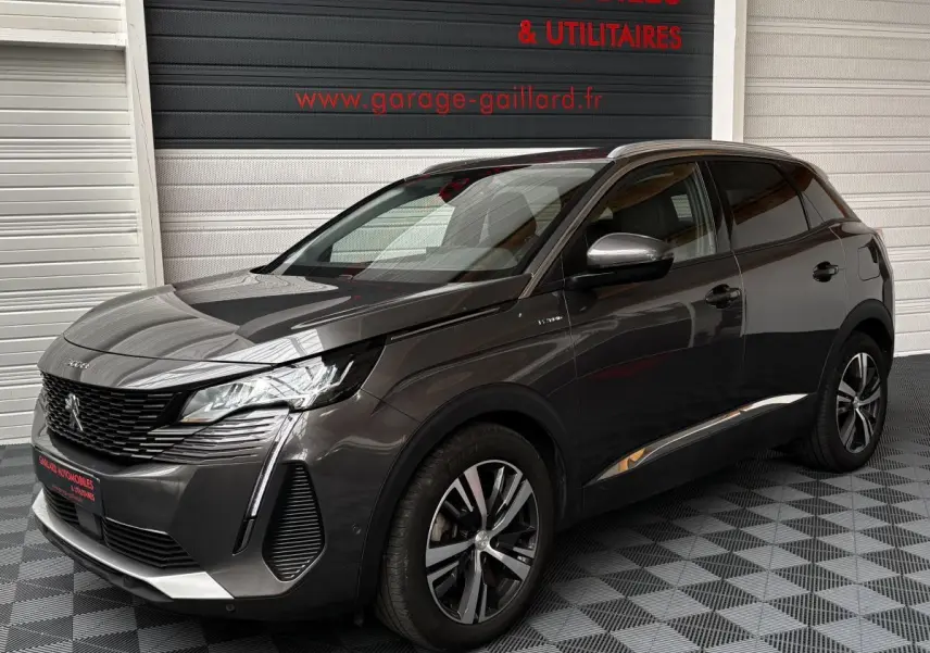 Peugeot 3008 hybride rechargeable gris foncé vue 3/4 avant droit avec jantes alliage et calandre distinctive