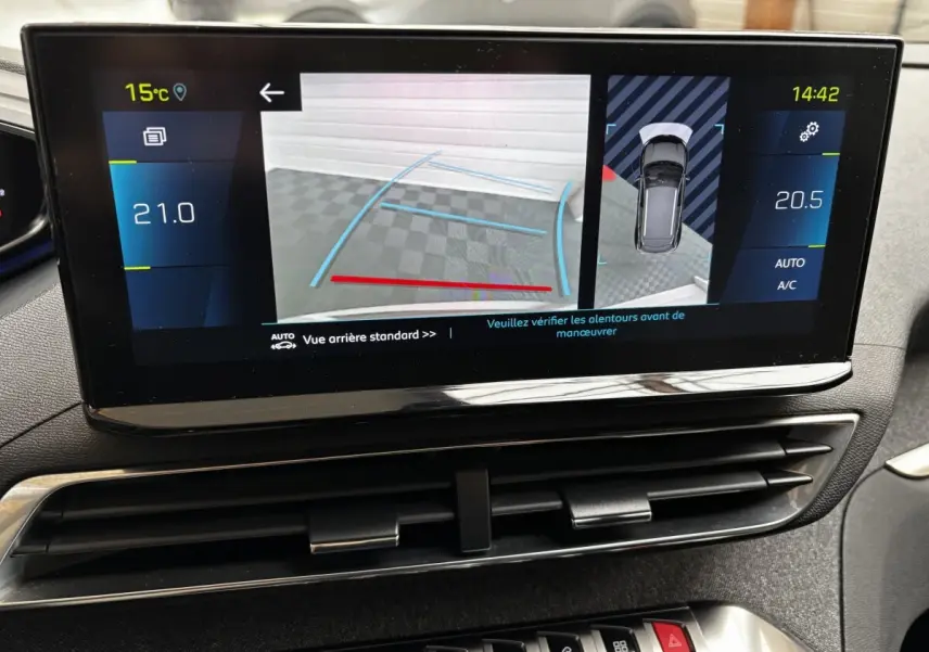Écran tactile central du Peugeot 3008 hybride 2021 affichant la caméra de recul et la température intérieure.