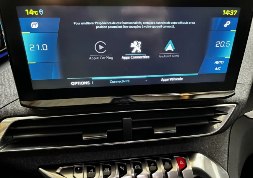 Écran tactile central du tableau de bord du Peugeot 3008 gris foncé, affichant Apple CarPlay et Android Auto.