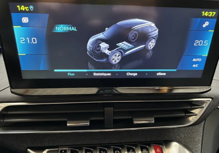 Écran tactile central du tableau de bord du Peugeot 3008 hybride, affichant la gestion énergétique en mode normal.