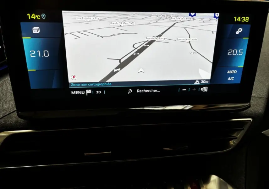 Écran tactile central du tableau de bord du Peugeot 3008 gris foncé, affichant la navigation et la climatisation digitale.
