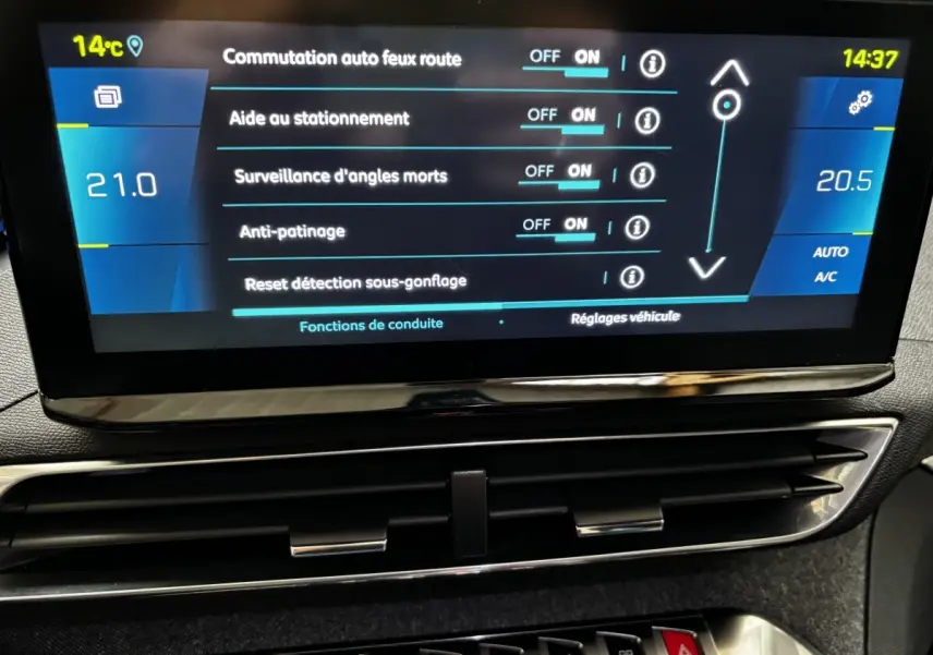 Écran tactile central du tableau de bord du Peugeot 3008 gris foncé, affichant les réglages d'aide à la conduite.