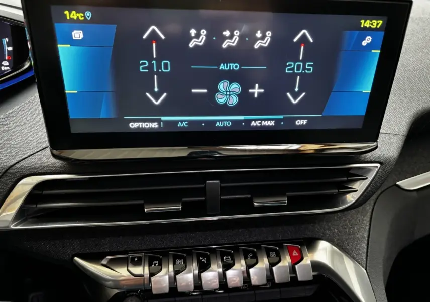 Écran tactile central affichant la climatisation bi-zone sur le tableau de bord du Peugeot 3008 gris foncé.