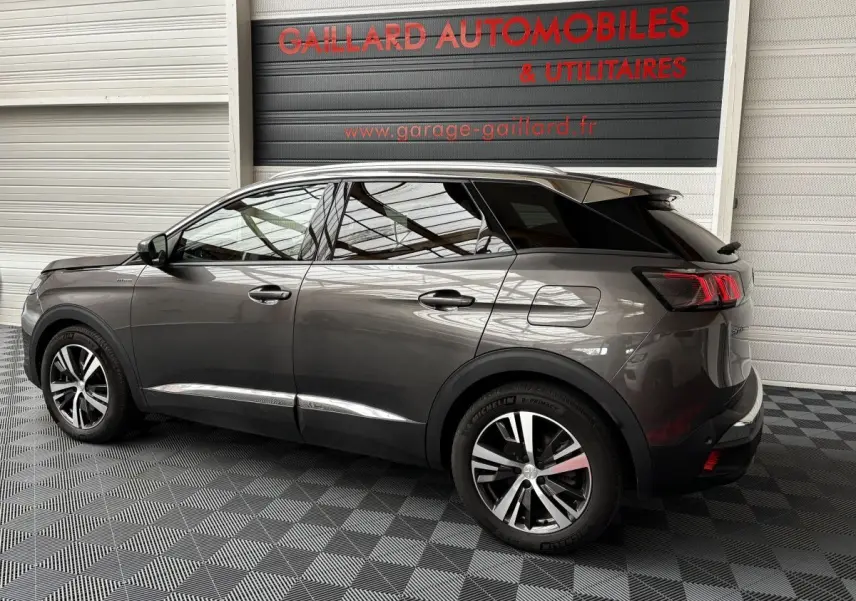 Peugeot 3008 hybride rechargeable gris foncé vue de profil côté gauche, avec jantes alliage et vitres teintées.