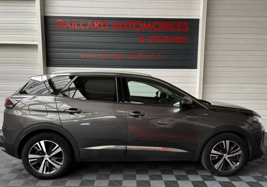 Profil côté gauche du Peugeot 3008 hybride rechargeable gris foncé avec jantes alliage et vitres teintées.
