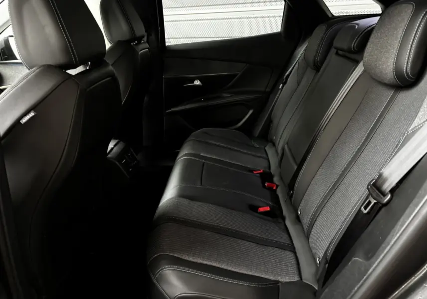 Vue intérieure côté droit sur la banquette arrière noire et grise du Peugeot 3008 hybride rechargeable 2021 Allure Pack.