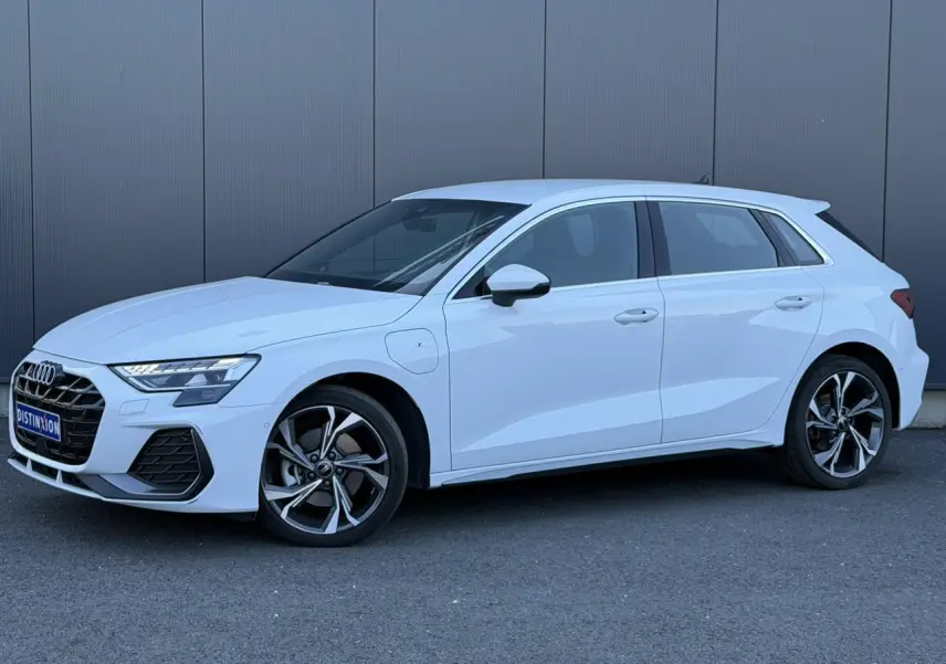 Audi A3 Sportback blanc glacier vue de profil côté gauche, avec jantes alliage 5 branches en Y et calandre S-Line.