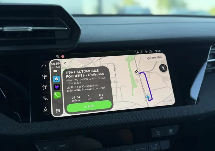 Vue intérieure du tableau de bord de l'Audi A3 Sportback 2025 avec écran tactile affichant la navigation GPS.