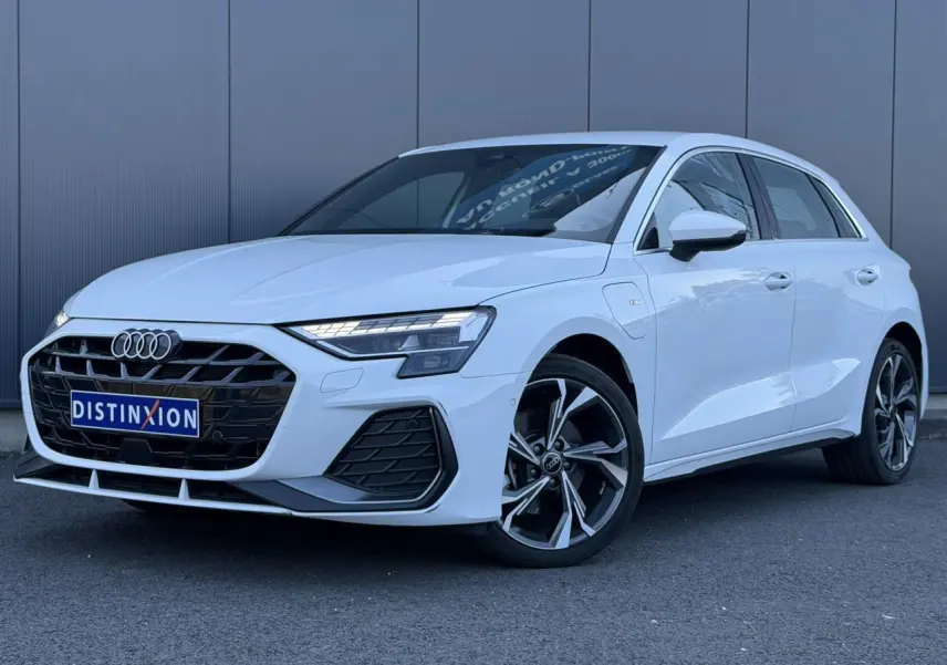 Audi A3 Sportback blanc glacier vue 3/4 avant droit avec jantes alliage 5 branches en Y gris brillant.