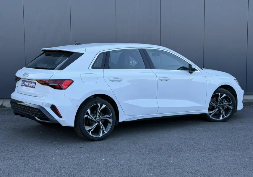 Audi A3 Sportback blanc glacier vue de profil côté droit avec jantes alliage 5 branches en Y et feux arrière LED distinctifs.