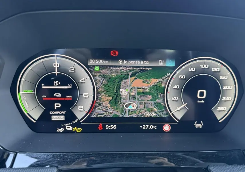 Vue rapprochée du tableau de bord numérique de l'Audi A3 Sportback blanc, affichant la navigation et compteurs digitaux.