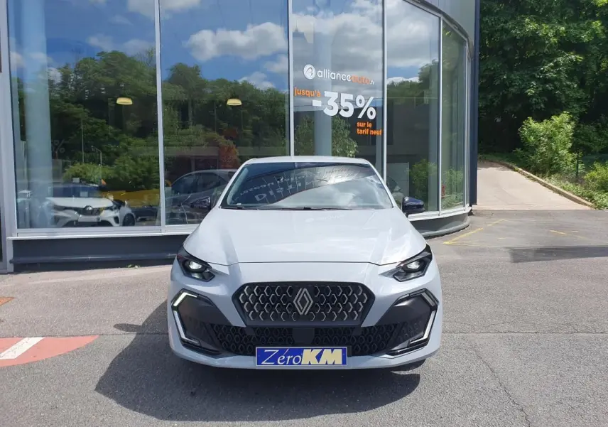 Vue avant d'une Renault Clio VI gris Rafale avec calandre noire et feux LED en forme de demi-losange.