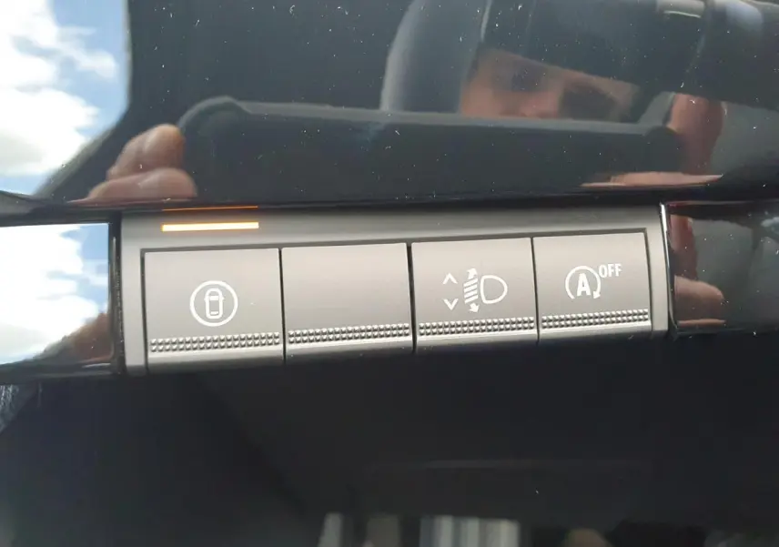 Gros plan sur les boutons de commande du tableau de bord de la Renault Clio VI, finition gris Rafale.
