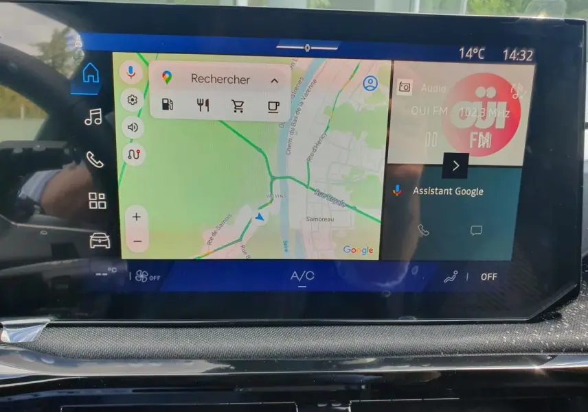 Écran tactile central 10,1” du système multimédia OpenR Link avec navigation Google Maps dans une Renault Clio VI gris Rafale.