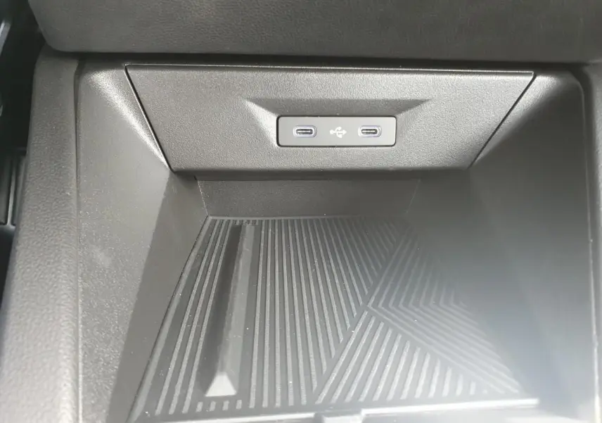 Gros plan sur la console centrale de la Renault Clio VI, montrant deux prises USB-C avec rétroéclairage.