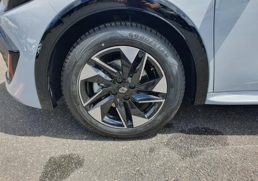 Gros plan sur la roue avant droite de la Renault Clio VI gris Rafale avec jante alliage diamantée noir 16 pouces.