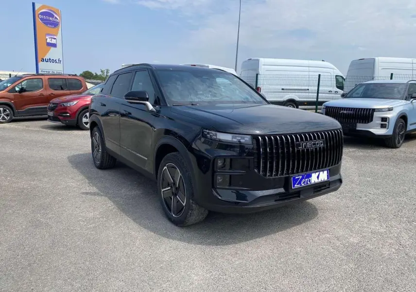 JAECOO J7 1.5 PHEV Selective noir carbone en vue 3/4 avant, avec calandre verticale distinctive et jantes modernes.