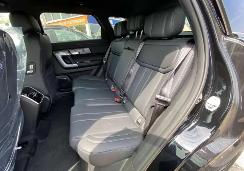 Vue intérieure côté droit des sièges arrière en cuir noir du JAECOO J7 1.5 PHEV Selective 2026 couleur Carbon Cristal Black.