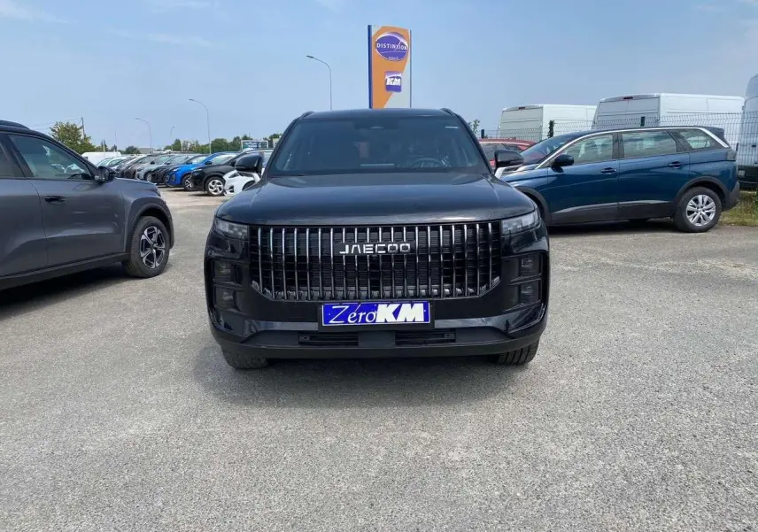 Vue frontale du JAECOO J7 1.5 PHEV Selective 2026 en noir Carbon Cristal, avec calandre verticale distinctive.