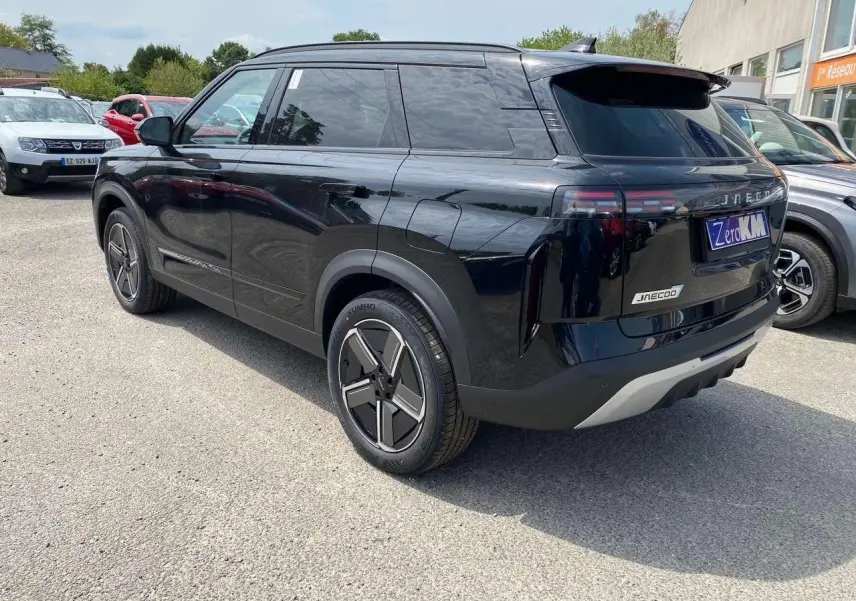 Vue 3/4 arrière droite du JAECOO J7 2026 en noir carbone, avec feux arrière horizontaux et jantes modernes.