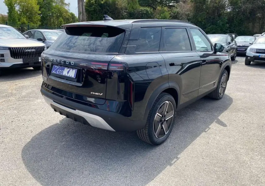 Vue 3/4 arrière droite du SUV JAECOO J7 1.5 PHEV Selective noir brillant avec feux arrière horizontaux et jantes modernes.