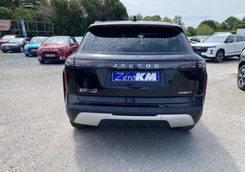 Vue arrière du SUV JAECOO J7 1.5 PHEV Selective 2026 en noir Carbon Cristal avec logo lumineux et plaque Zero KM.