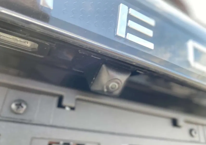 Gros plan sur la caméra de recul intégrée sous le logo arrière du JAECOO J7 2026 en noir Carbon Cristal.