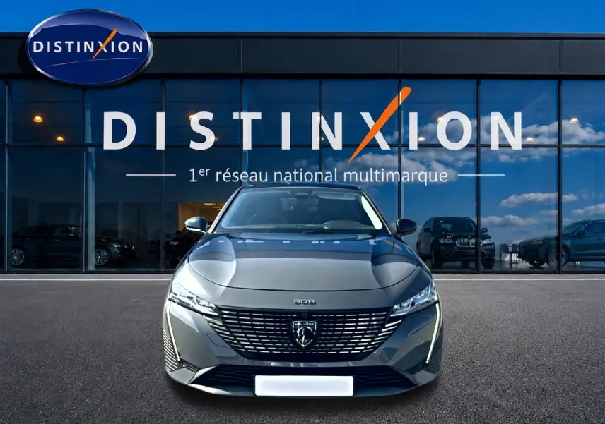 Peugeot 308 gris selenium vue de face, mettant en valeur la calandre distinctive et les phares LED fins.