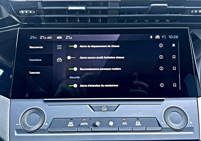 Écran tactile central de la Peugeot 308 1.5 BlueHDi 130 Allure 2025 affichant les alertes de sécurité.