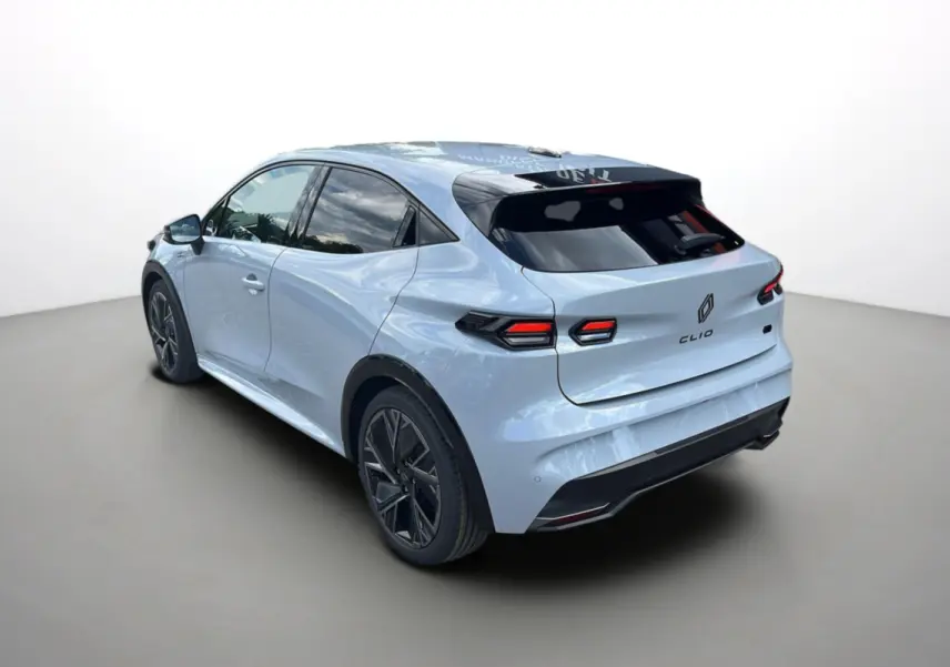 Vue 3/4 arrière droite d'une Renault Clio 6 E-Tech 160 Esprit Alpine gris rafale avec vitres surteintées et jantes alu noires.