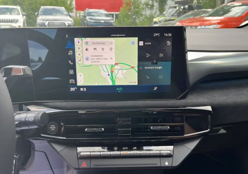 Vue intérieure du tableau de bord de la Renault Clio 6 E-Tech 160 Esprit Alpine avec écran tactile de navigation allumé.