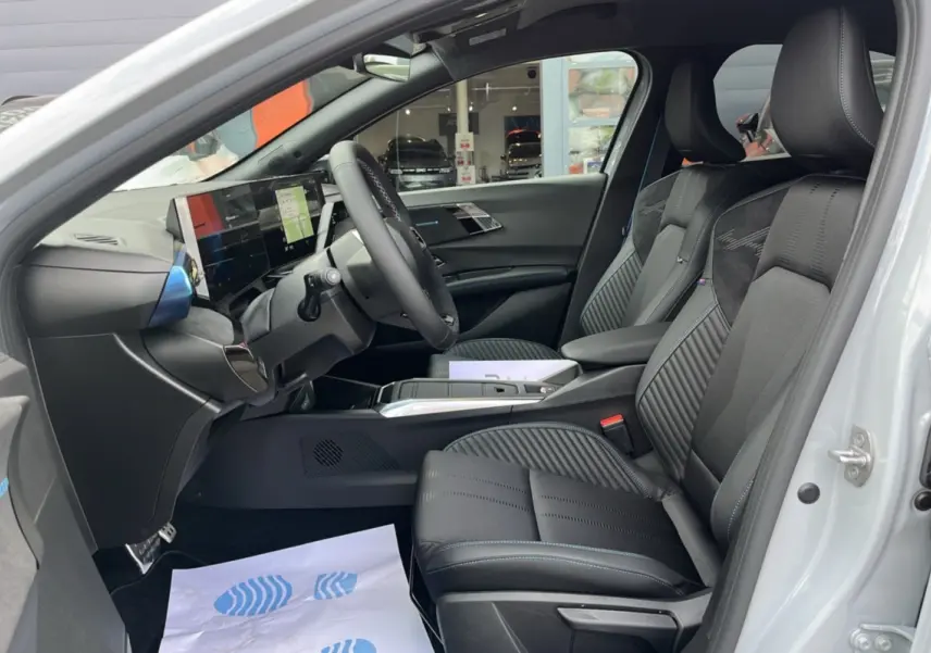 Vue intérieure côté conducteur de la Renault Clio 6 E-Tech 160 Esprit Alpine avec sièges sport noirs et tableau de bord digital.