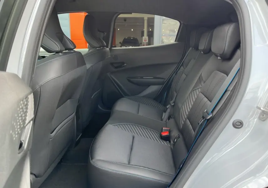 Vue intérieure côté droit sur la banquette arrière noire avec surpiqûres bleues de la Renault Clio 6 E-TECH 160 Esprit Alpine gris rafale.