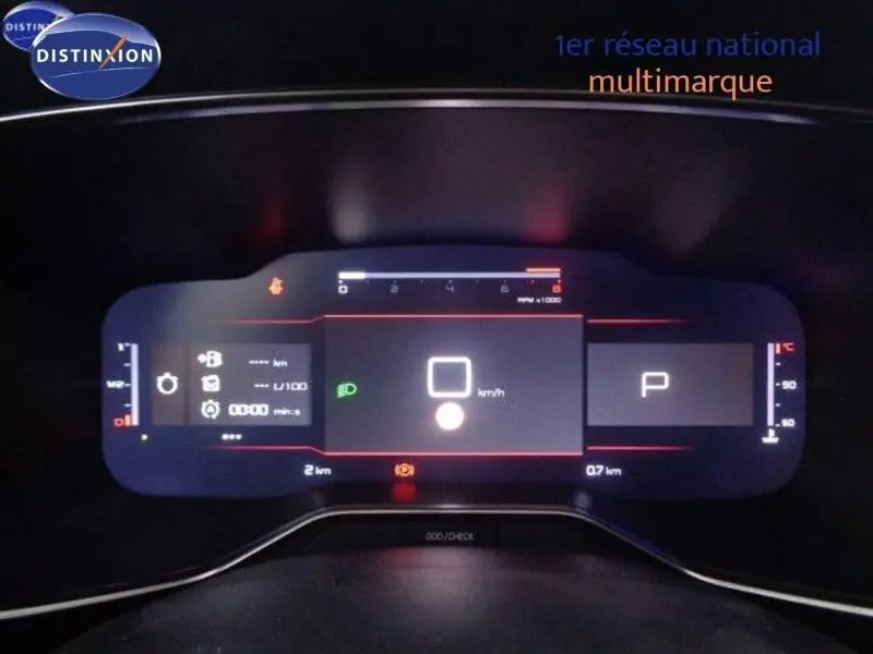 Affichage numérique du tableau de bord du Citroën C5 Aircross 2022 en mode stationnement avec éclairage rouge et noir.