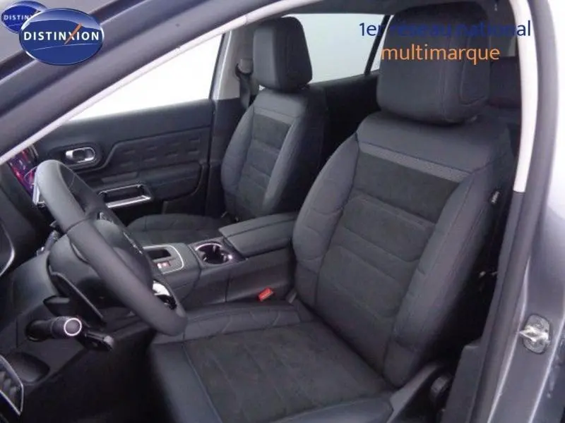 Intérieur avant du Citroën C5 Aircross gris acier, sièges Alcantara noir avec accoudoir central et volant multifonction.