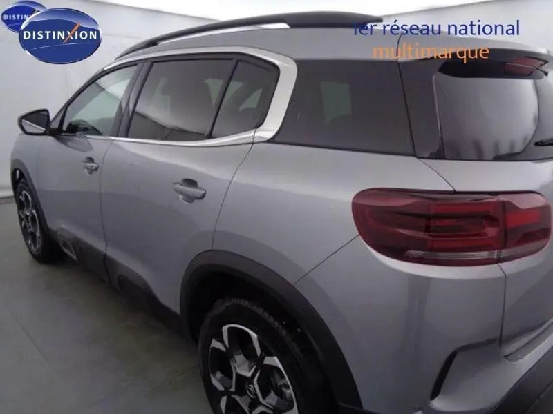 Vue 3/4 arrière droit d'un Citroën C5 Aircross gris acier avec jantes alu et vitres arrière teintées
